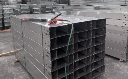 临夏槽式桥架全封闭设计，防尘防干扰，常用于精密仪器区域！